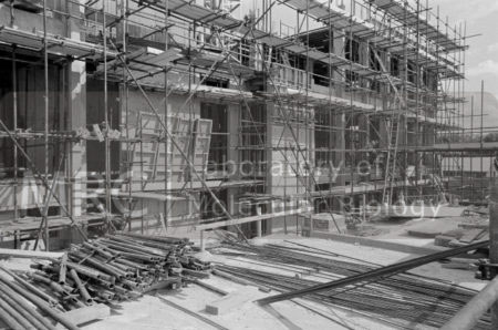 Construction of the 13-bay extension of the LMB building: close-up of scaffolding and floors.