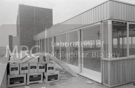 Construction of the 13-bay extension of the LMB: exterior view of the canteen with widows and doors fitted.