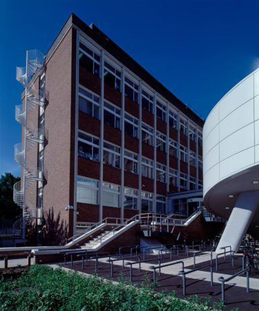 MRC Laboratory of Molecular Biology: exterior view of the 13-bay extension, entrance and Max Perutz Lecture Theatre, c. 2002.